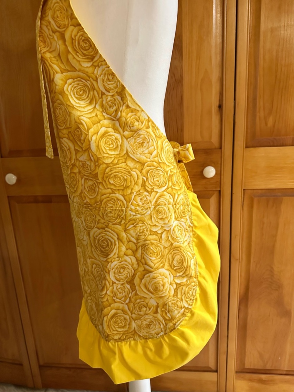 Yellow Rose Print Ruffled Apron - Picture 8 of 10